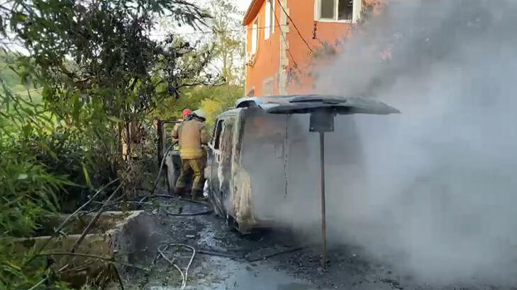 Beykoz’da park halindeki kapalı kasa minibüs alev alev yandı