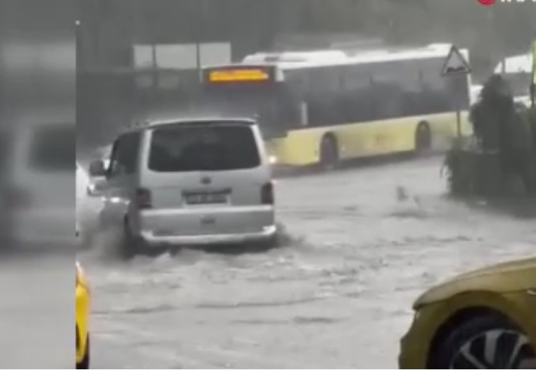 Sağanak yağış Çavuşbaşı’nda etkili oldu. Araçlar yolda güçlükle ilerleyebildi