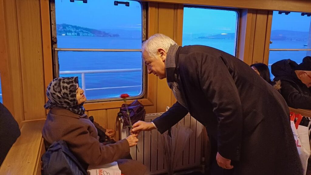 Alaattin Köseler sabahın erken saatinde çiçeklerle kutlamaya başladı