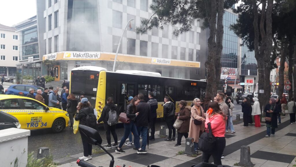 İETT Otobüsü Yine Dumanlandı