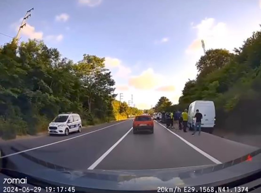 Beykoz-Riva yolunda boş güzergahta nasıl kaza yaptıkları anlaşılamadı; 3 Yaralı