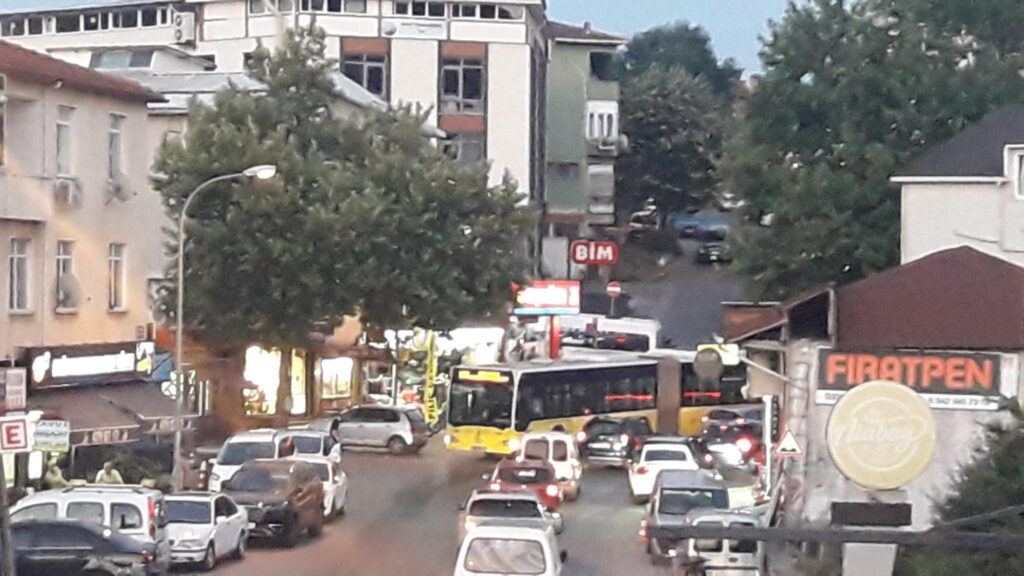 Yaz havası 11ÇB Kavacık Aktarma-Ümraniye Eğitim ve Araştırma H. Otobüslerine Yaramadı