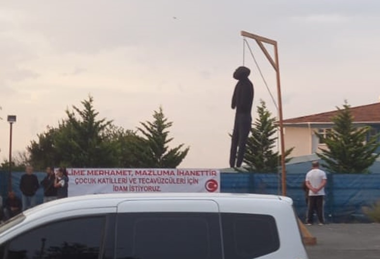 MESAJ ÇOK GÜZEL AMA YER YANLIŞ. BEYKOZ’DA KORKUTAN KUKLA…