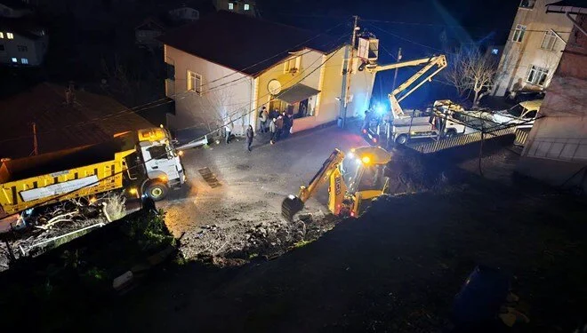 Beykoz’da istinat duvarı çöktü: 2 katlı bina boşaltıldı