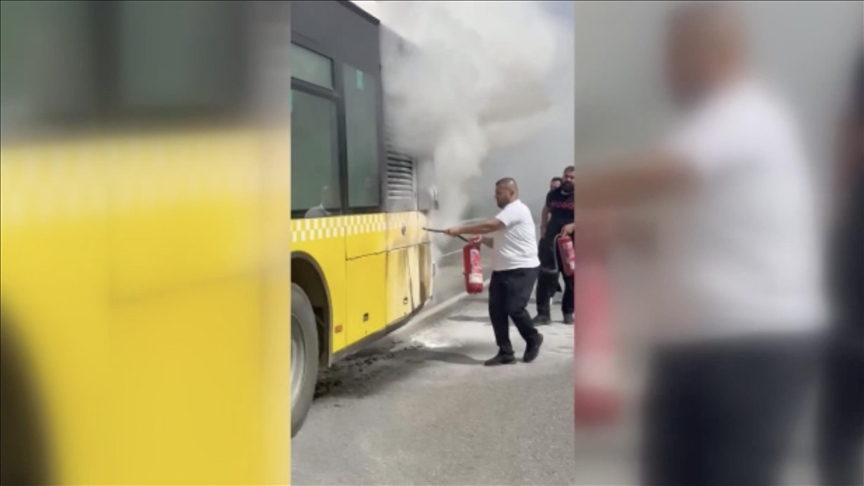 Riva Caddesi Üzerinde İETT Otobüsü Seyir Halindeyken Yanmaya Başladı