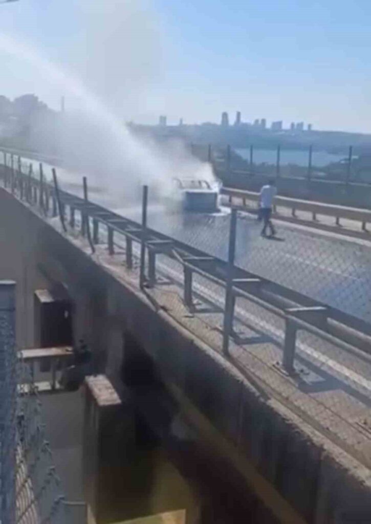 Beykoz’da alevlere teslim olan otomobil hurdaya döndü