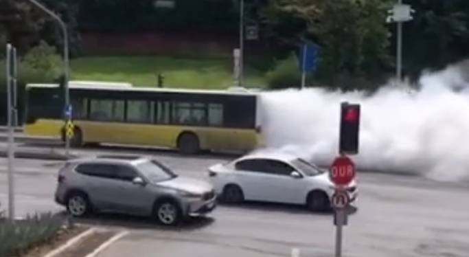 Beykoz’da İETT otobüsünden çıkan beyaz duman sürücülere zor anlar yaşattı