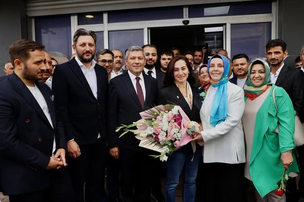 Özlem Vural Gürzel’i Beykoz AK Parti Çiçeklerle Karşıladı