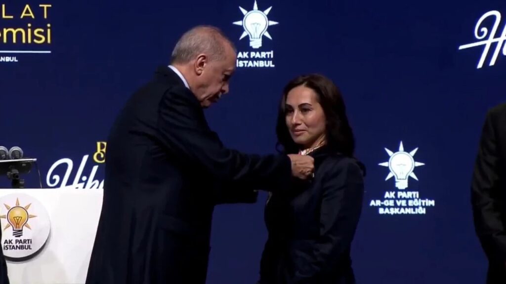 Özlem Vural Gürzel AK Parti’ye Katıldı. Rozetini Bizzat Erdoğan Taktı