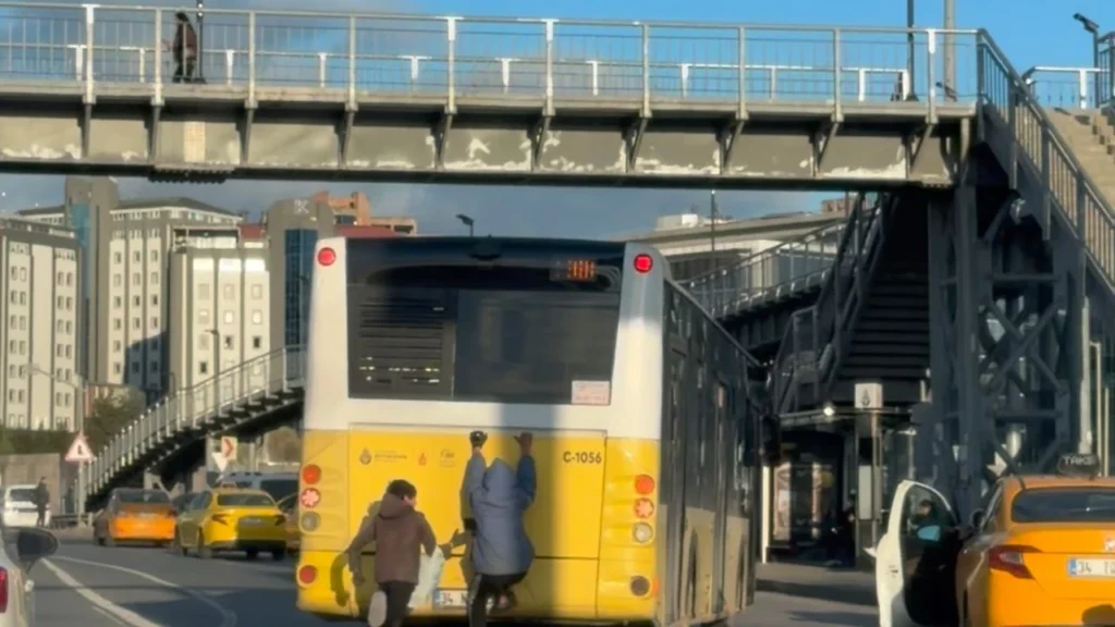Beykoz Kavacık’ta 2 Çocuk Seyir Halindeki Otobüse Asılarak Seyahat Etti