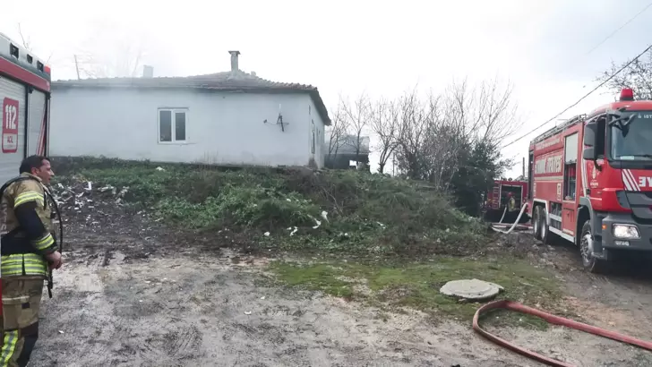 Beykoz Çavuşbaşı Fatih Mahallesi’nde Gecekonduda Yangın Çıktı