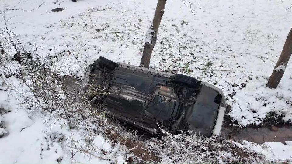 Çavuşbaşı Narin Sokakta Otomobil dere yatağına uçtu; 3 Kişi yaralandı