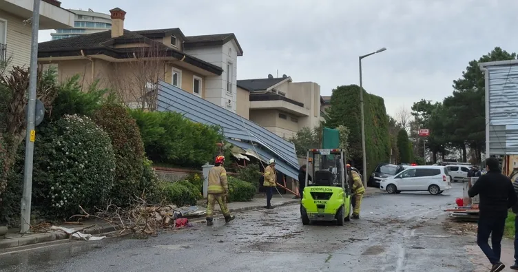 Beykoz Görele’de marketin çatısı villa ve otomobilin üzerine uçtu