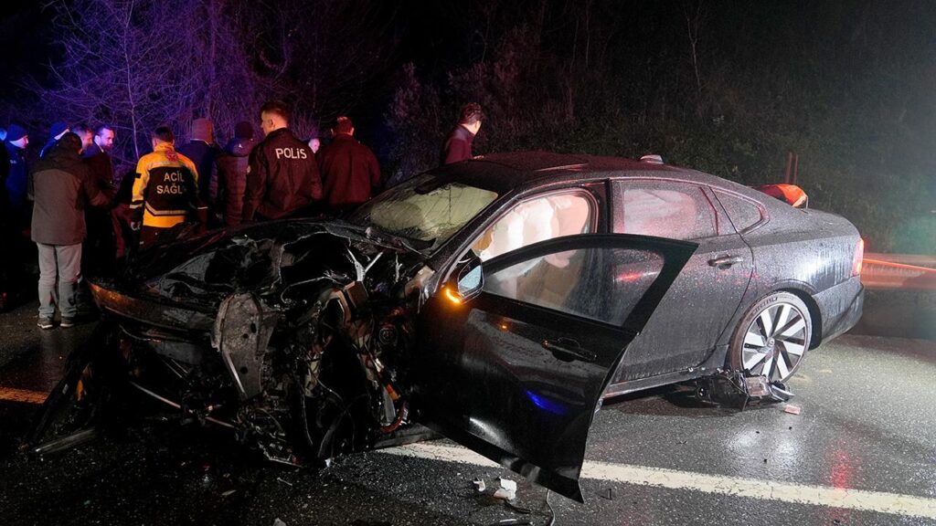 Beykoz Riva Caddesi’nde otomobil ile ticari araç çarpıştı: 1 ölü, 5 yaralı