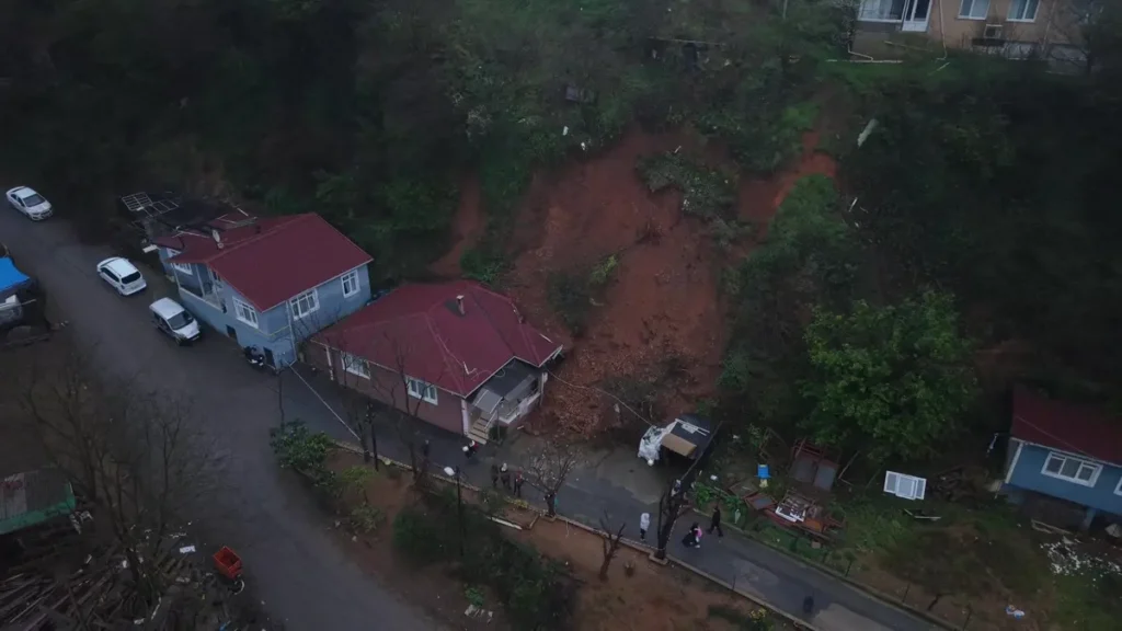 Beykoz Tokatköy’de toprak kayması; Ev ve bir araç zarar gördü